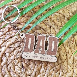 Ξύλινο Μπρελόκ Dad-Hero